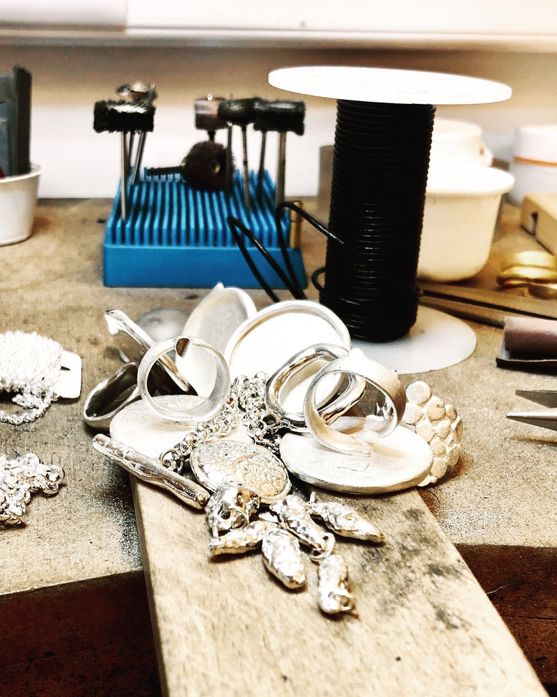 Bijoux faits mains dans mon atelier à Overijse - Isabelle Salvador Jewelry, bijoux de créateur