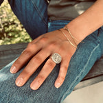 Bague chevalière en argent ou bicolore. Bijou mixte. Isabelle Salvador, bijoux à forte personnalité. 