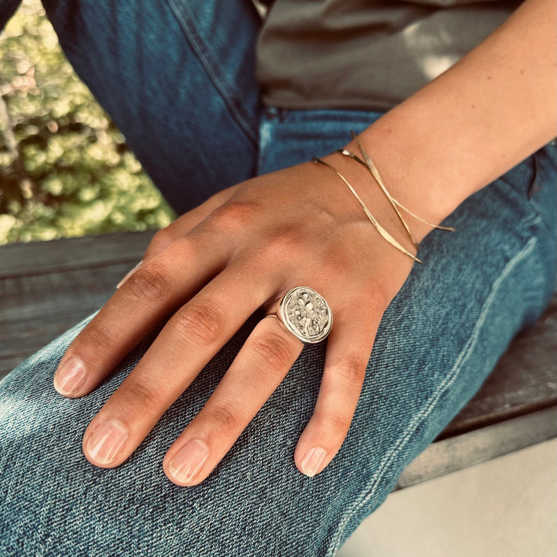 Bague chevalière en argent ou bicolore. Bijou mixte. Isabelle Salvador, bijoux à forte personnalité. 