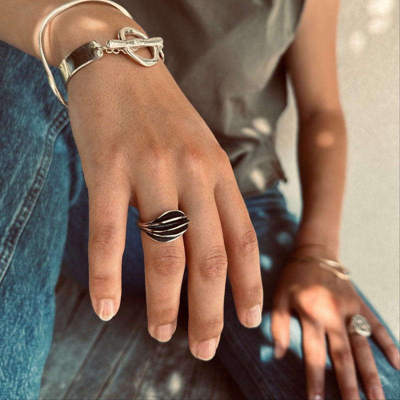 Bague à ailettes black or white. Isabelle Salvador, bijoux à forte personnalité.