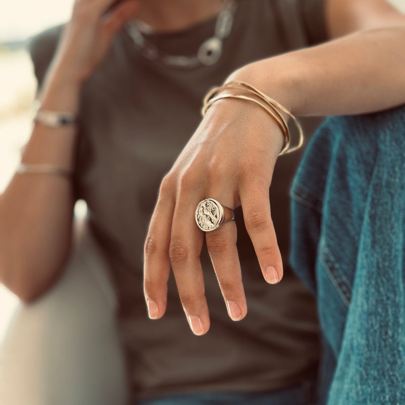 Bague chevalière en argent ou bicolore. Bijou mixte. Isabelle Salvador, bijoux à forte personnalité. 