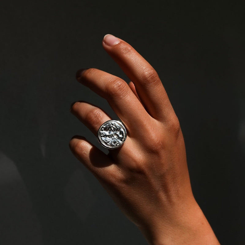 Bague chevalière en argent ou bicolore. Bijou mixte. Isabelle Salvador, bijoux à forte personnalité. 