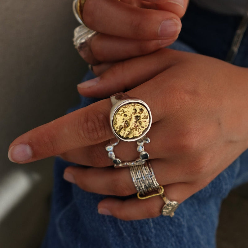 Bague chevalière en argent ou bicolore. Bijou mixte. Isabelle Salvador, bijoux à forte personnalité. 