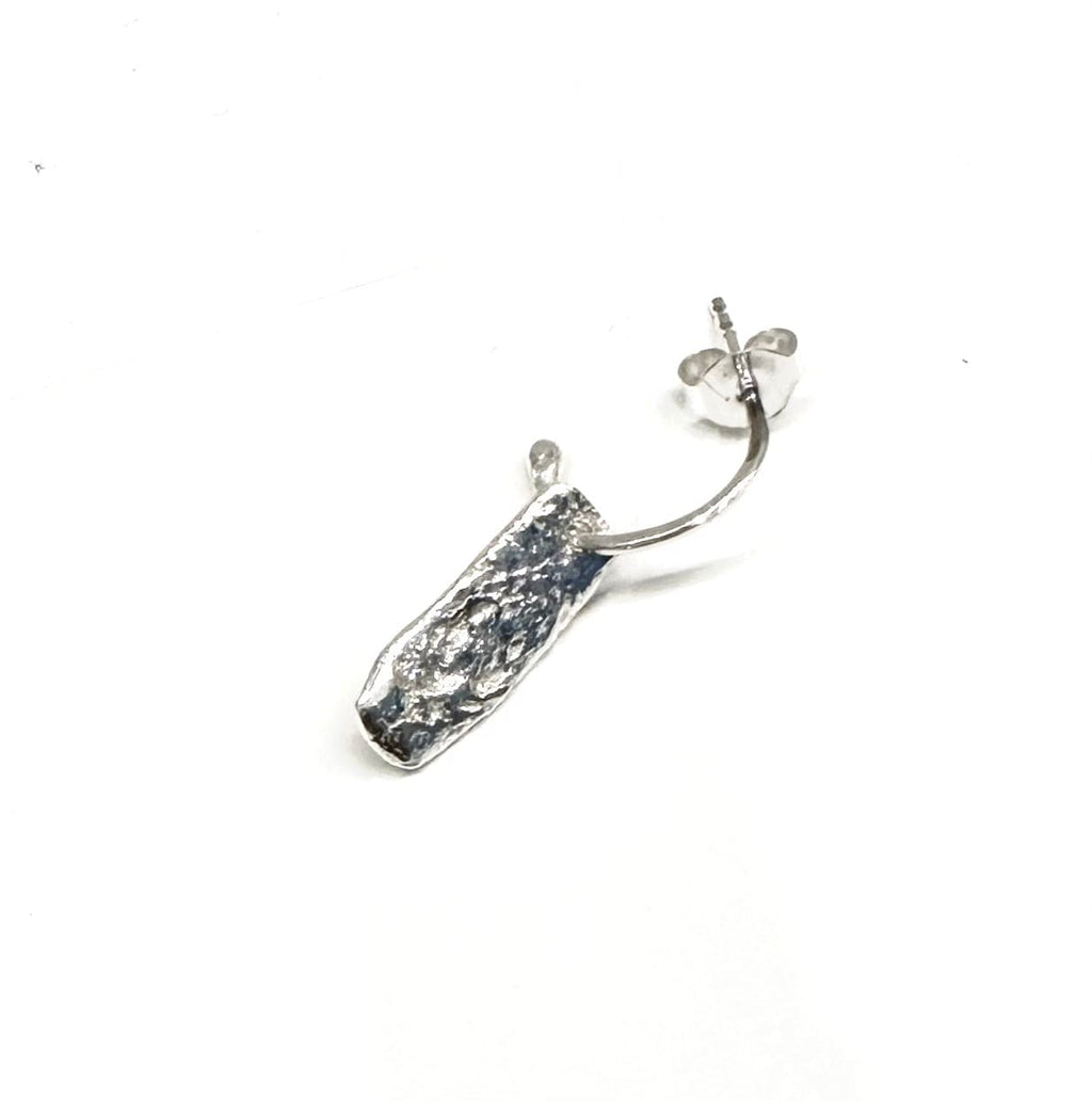 Petite BO amulette à la finition brute. Isabelle Salvador Bijoux à forte personnalité.