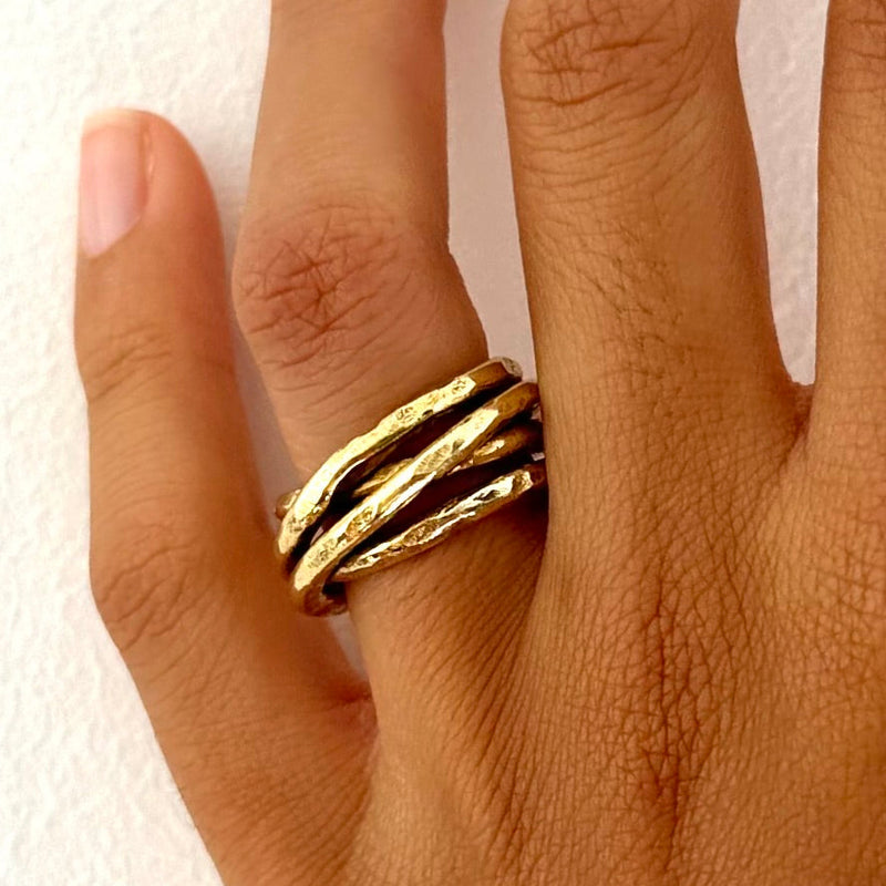 Bague bobine 4 rangs entrelacés à la finition brute. Isabelle Salvador bijoux à forte personnalité.