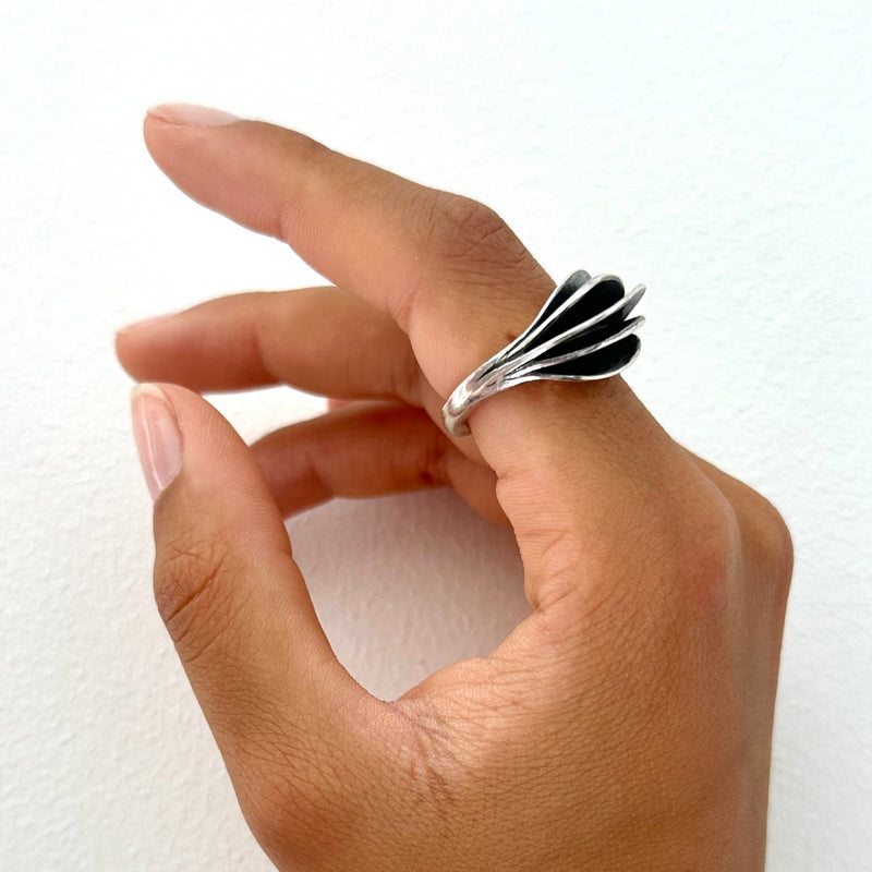 Bague à ailettes black or white. Isabelle Salvador, bijoux à forte personnalité.