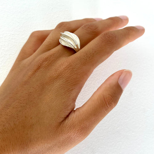 Bague à ailettes black or white. Isabelle Salvador, bijoux à forte personnalité.