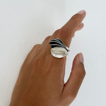 Bague à ailettes black or white. Isabelle Salvador, bijoux à forte personnalité.