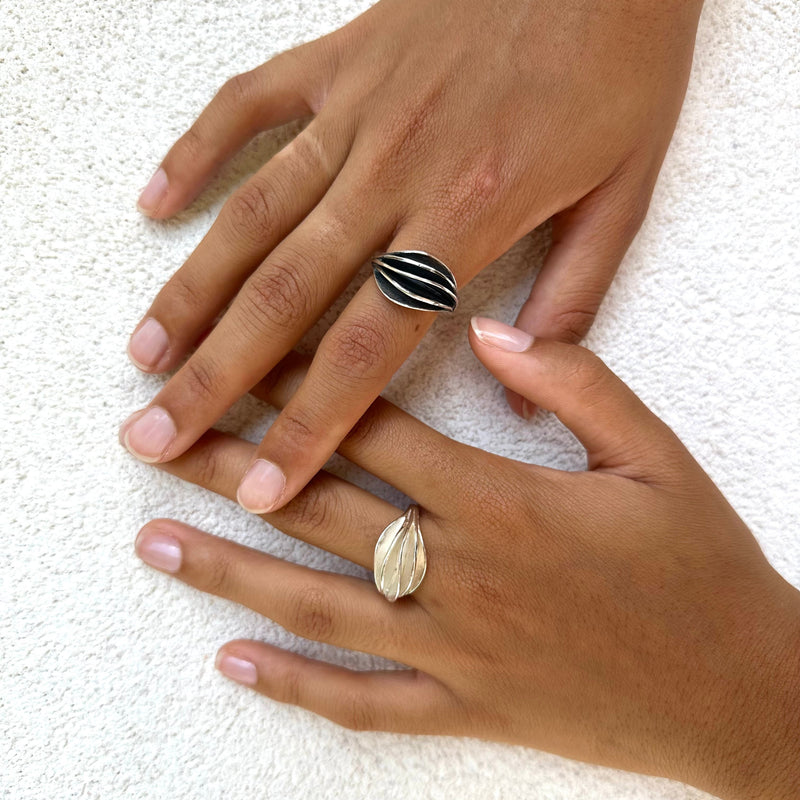 Bague à ailettes black or white. Isabelle Salvador, bijoux à forte personnalité.