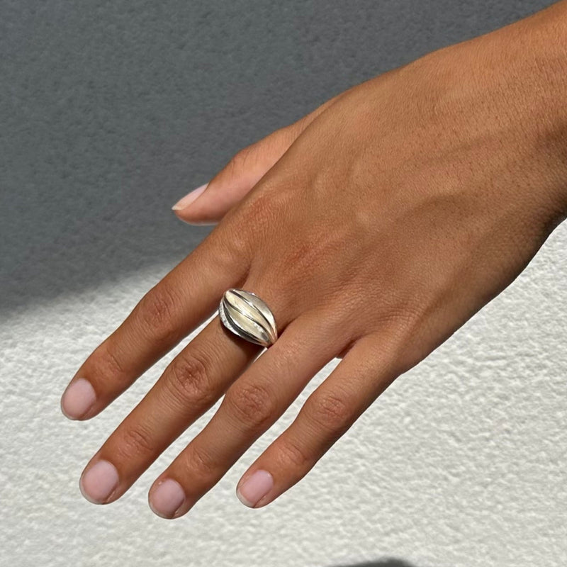 Bague à ailettes black or white. Isabelle Salvador, bijoux à forte personnalité.
