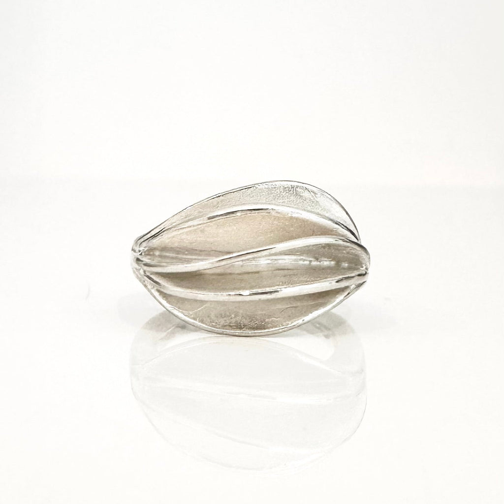 Bague à ailettes black or white. Isabelle Salvador, bijoux à forte personnalité.