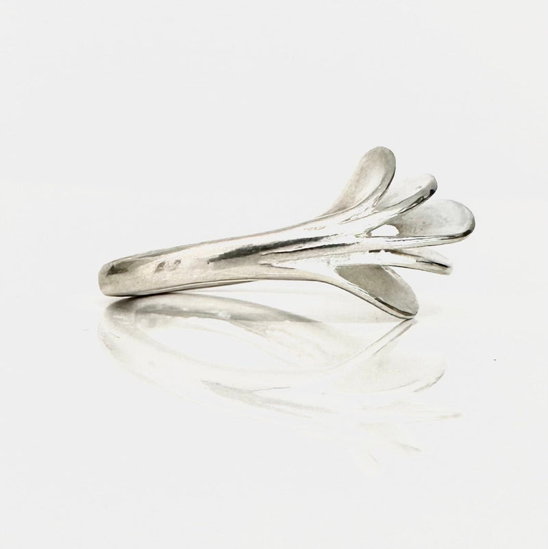 Bague à ailettes black or white. Isabelle Salvador, bijoux à forte personnalité.