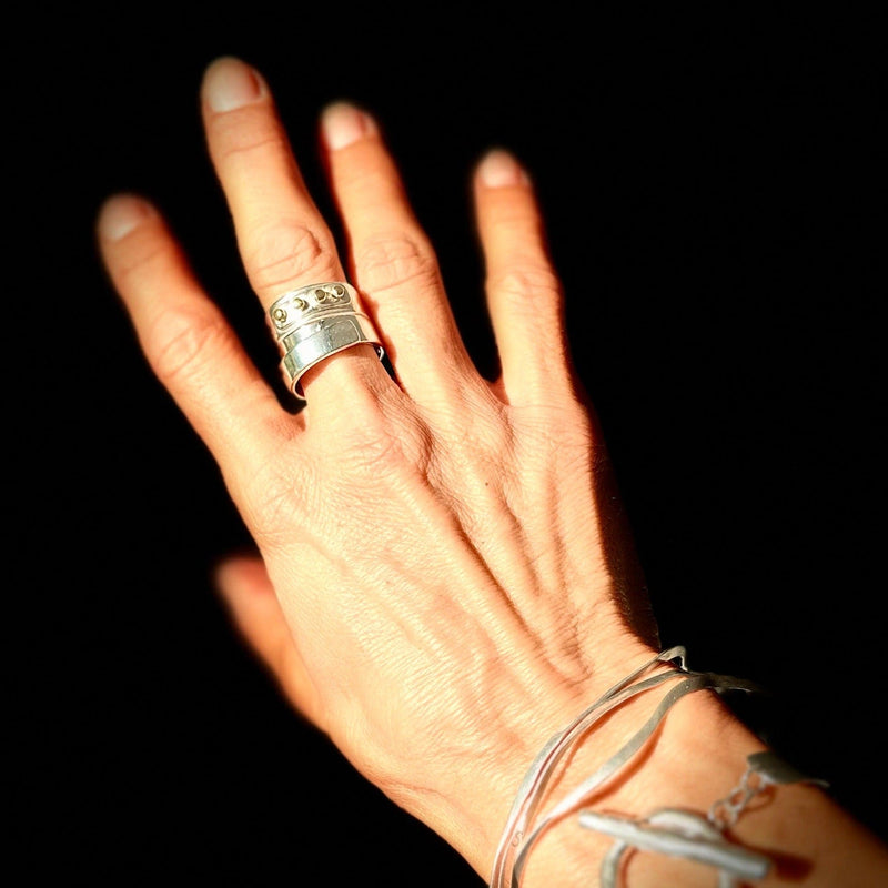 Bague bandage bicolore (argent et laiton). Isabelle Salvador, statement jewelry