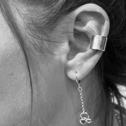Mini ear cuff texturé vendu solo. Bijoux Isabelle Salvador