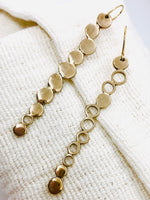 Boucles d'oreilles pendantes longues en bronze massif de la collection "galets" Isabelle Salvador bijoux originaux