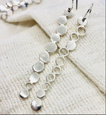 Boucles d'oreilles pendantes longues en argent massif de la collection "galets" Isabelle Salvador bijoux de créateur