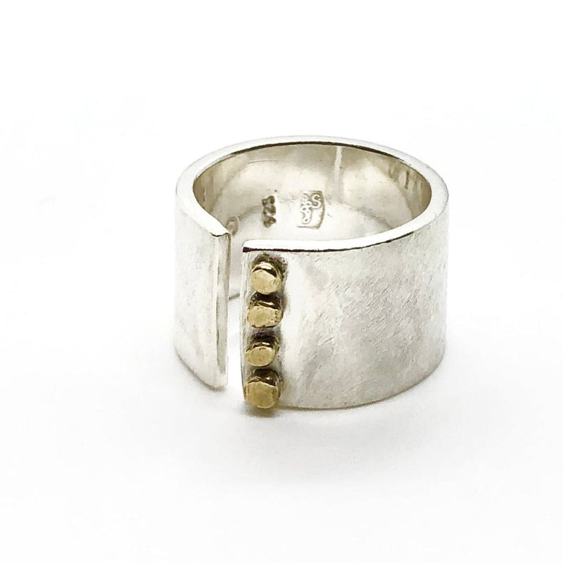 Bague anneau bicolore en argent massif ornée de petites pépites de laiton. Isabelle Salvador - Bijoux de créateur