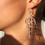 Boucles d'oreilles pendantes réalisées en argent martelé et chaînettes composées de pyrites naturelles. Isabelle Salvador, bijoux de créateur.