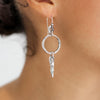 Boucles d'oreilles pendantes en argent texturé. Très contrastées, elles offrent un look rock , sensuel et rebelle. Bijoux Isabelle Salvador.