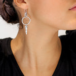 Boucles d'oreilles pendantes en argent texturé. Très contrastées, elles offrent un look rock , sensuel et rebelle. Bijoux Isabelle Salvador.