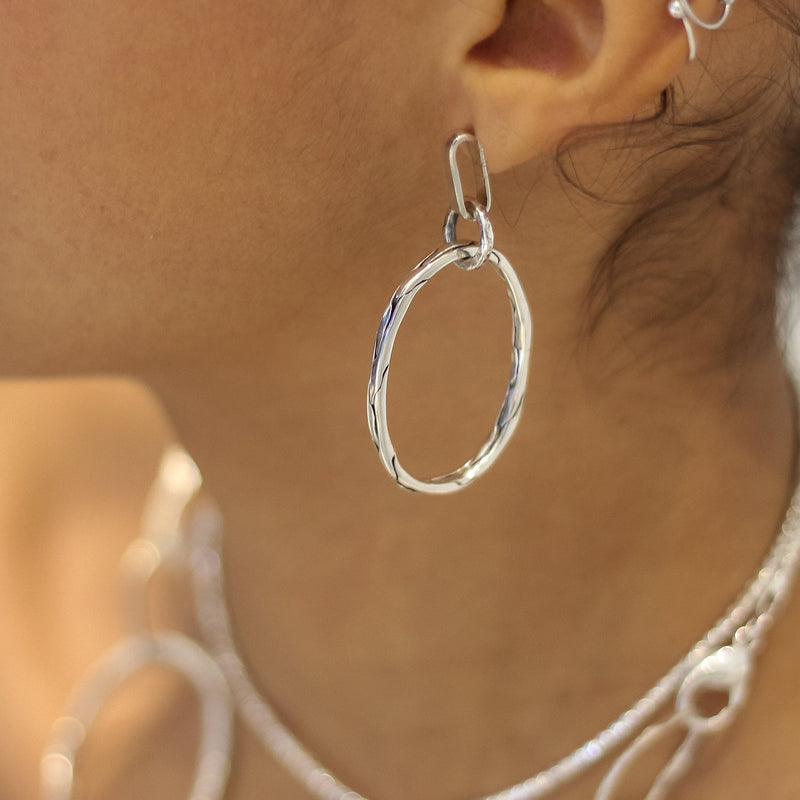 Boucles d'oreilles pendantes en argent. Finition lisse et contrastée pour un effet rock et sensuel. Isabelle Salvador Jewelry